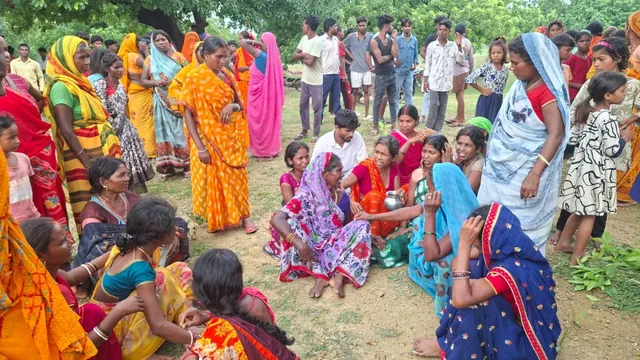 चतरा में पानी भरे गड्ढे में डूबने से महिला की मौत, मुआवजे की मांग को लेकर ग्रामीणों का प्रदर्शन