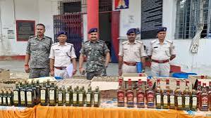 Chatra News: धान के भूसे में छिपाकर बिहार भेजी जा रही 3700 बोतल विदेशी शराब जब्त, 16 लाख की खेप बरामद