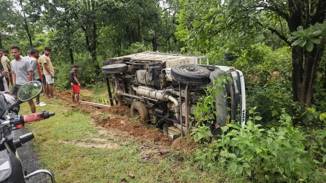 चतरा में मवेशियों से भरा पिकअप दुर्घटनाग्रस्त, जंगल में मची अफरा-तफरी, तस्करी के एंगल से जांच शुरू