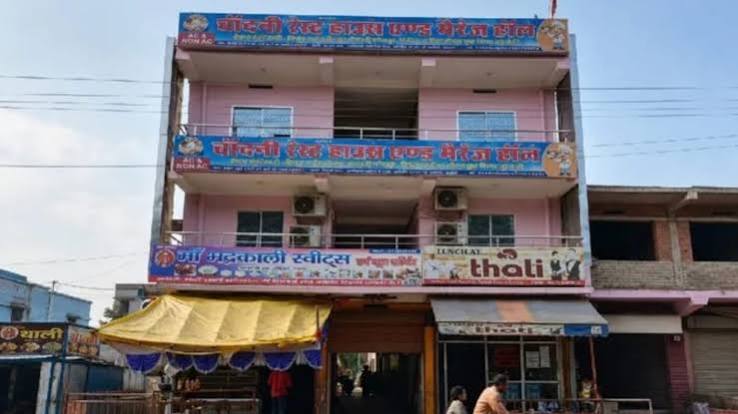 चतरा में रेस्टोरेंट पर अचानक पुलिस रेड : 5 युवतियां और 4 युवक हिरासत में, संचालक का बेटा भी पकड़ा गया