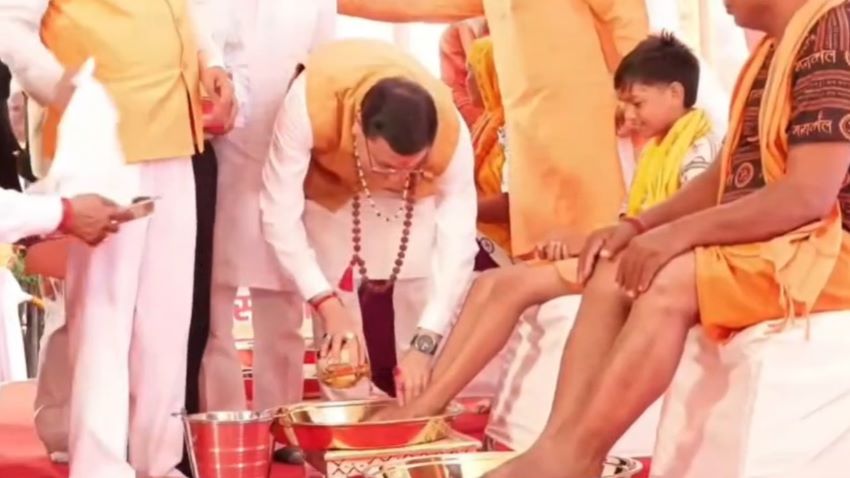 हरिद्वार में भक्ति का अद्भुत नजारा: CM धामी ने पखारे कांवड़ियों के पांव, हेलिकॉप्टर से हुई पुष्पवर्षा