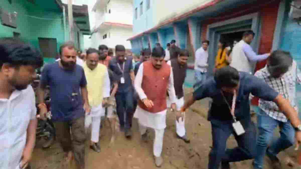 कीचड़ के बीच उतरे CM डॉ. मोहन यादव, पैदल पहुंचकर देखा चित्रकूट बाढ़ का मंजर