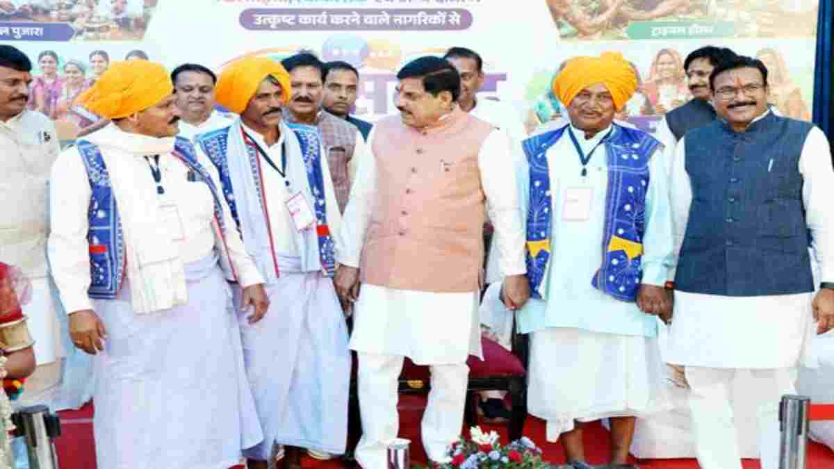 CM डॉ. मोहन का बड़ा एक्शन: जनता की शिकायत पर बड़ी कार्रवाई, मंच से डिप्टी कलेक्टर, CMO, CEO समेत 7 अफसर सस्पेंड