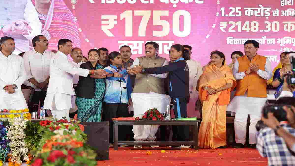 ‘फूलों का तारों का…,’ गाते-गाते सीएम डॉ. मोहन ने लाड़ली बहनों को दिया गिफ्ट, 1500 के साथ मिला 250 रुपये का शगुन
