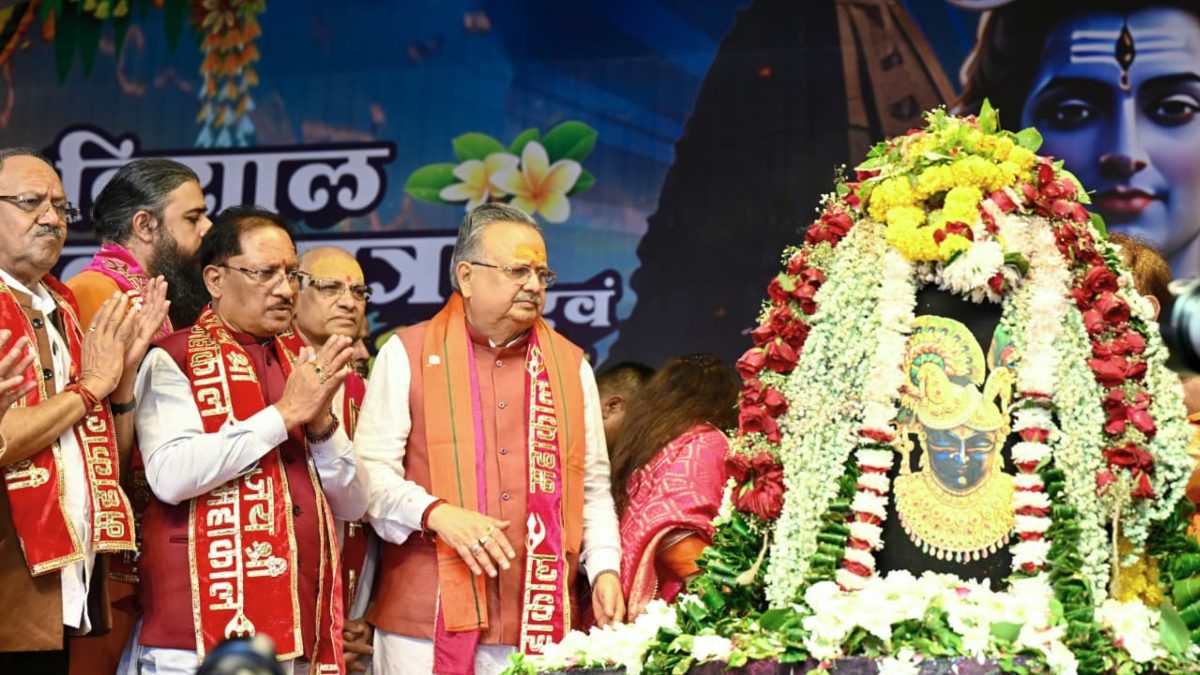 रायपुर में आस्था का सैलाब : कांवड़ी बने CM साय, भगवान शिव का किया रुद्राभिषेक, कहा- हमारी धार्मिक परंपराएं पीढ़ियों को संस्कृति और संस्कारों से जोड़ती हैं