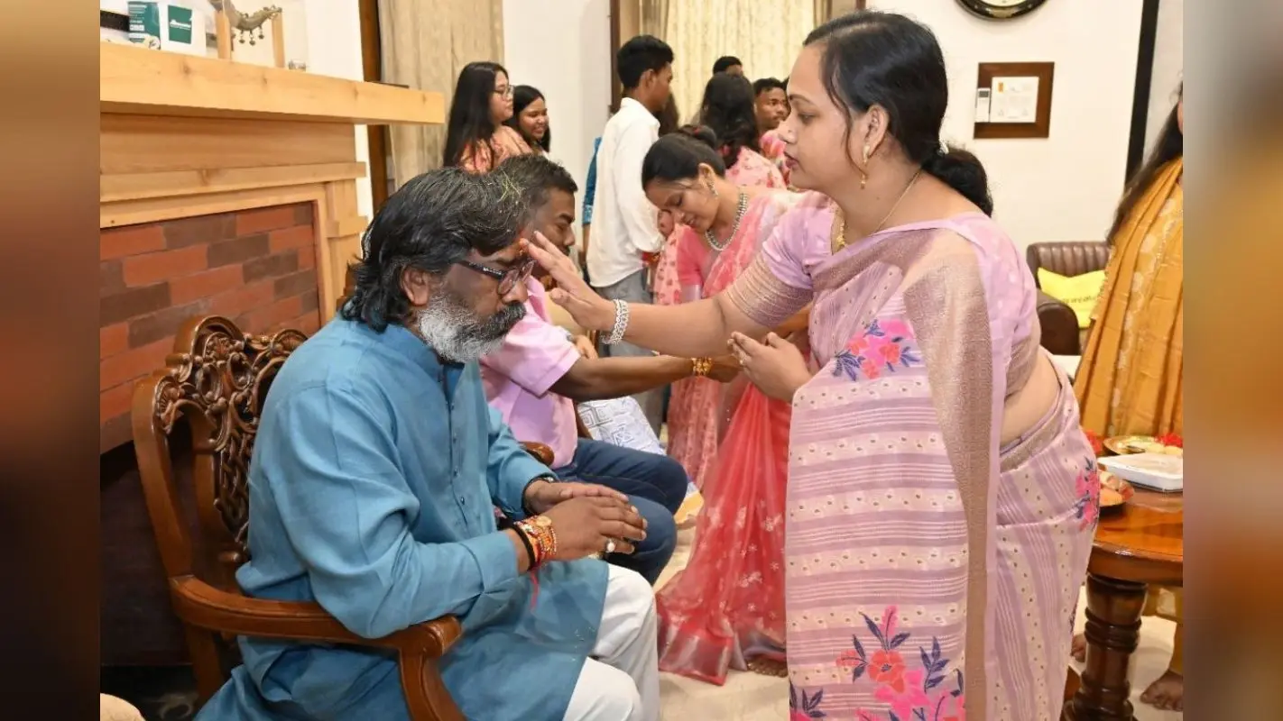 रक्षाबंधन पर सीएम हेमंत सोरेन का संदेश: बोले- बेटियां पढ़ें, बहनें आगे बढ़ें और माताएं हों सशक्त