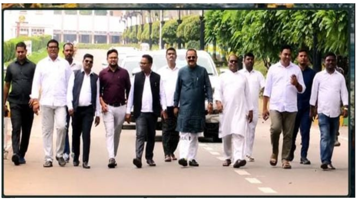 MMDR कानून में संशोधन के खिलाफ सड़कों पर उतरी कांग्रेस: ‘काला कानून’ बताकर राज्यपाल को सौंपा ज्ञापन, विशेष सत्र की मांग