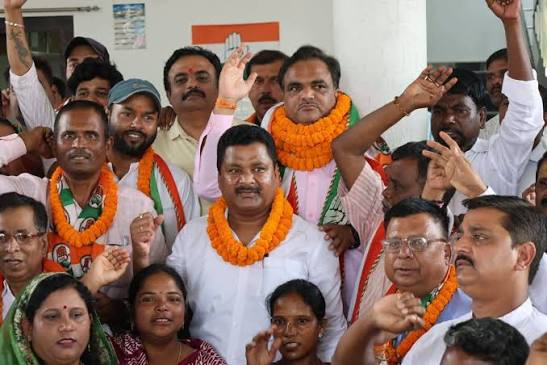झारखंड में कांग्रेस का कुनबा बढ़ा: आजसू-बीजेपी के दर्जनों नेताओं ने थामा कांग्रेस का हाथ, विधायक राजेश कच्छप ने कराया स्वागत