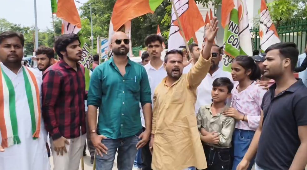 छात्रों पर लाठियां, तो भड़क उठी राजनीति! पेपर लीक मामले को लेकर लखनऊ में सड़कों पर उतरी कांग्रेस
