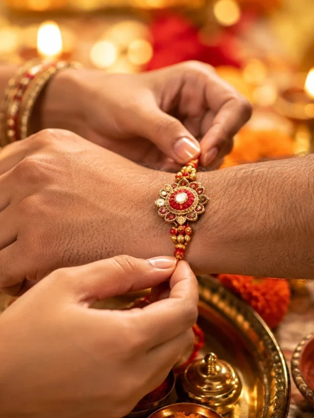 भाई को राखी बांधते समय कितनी गांठें लगानी चाहिए? जानें