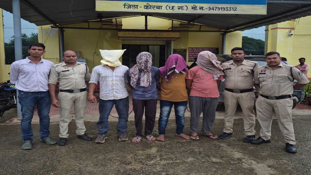 डकैती के 3 मामलों का खुलासा: एक नाबालिग सहित 4 आरोपी गिरफ्तार, कर्मचारियों के साथ मारपीट कर नगदी लूटकर हुए थे फरार