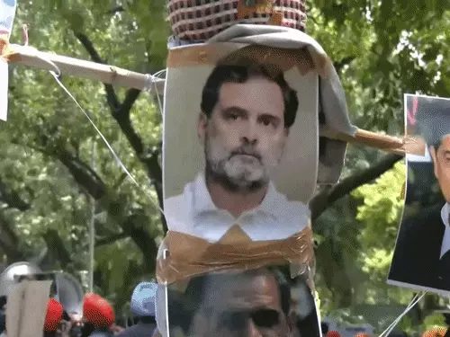 सज्जन कुमार को हीरो बताने पर सिख परिवारों का प्रदर्शन, राहुल गांधी के घर के बाहर फूंका पुतला