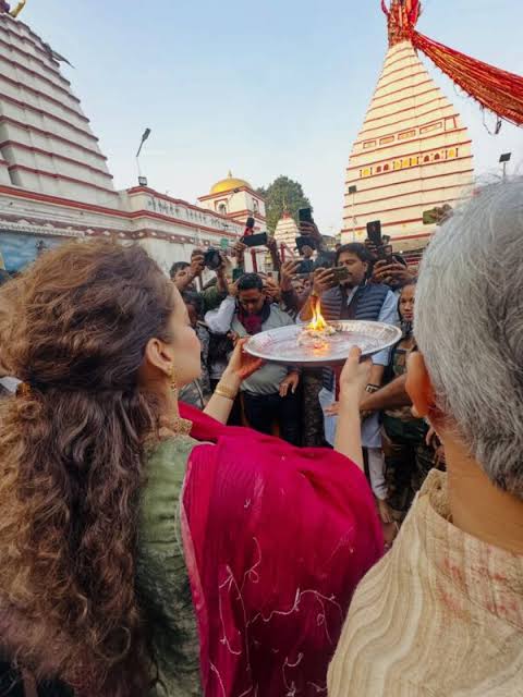 देवघर के बाबा बैद्यनाथ धाम में विदेशों से भी पहुंची आस्था, सावन में सनातनियों ने चढ़ाया गंगाजल और बेलपत्र