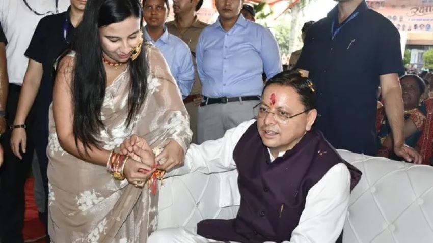 ‘मैं मुख्यमंत्री नहीं, आपका भाई हूं…’ रक्षाबंधन पर बहनों के बीच भावुक हुए CM धामी