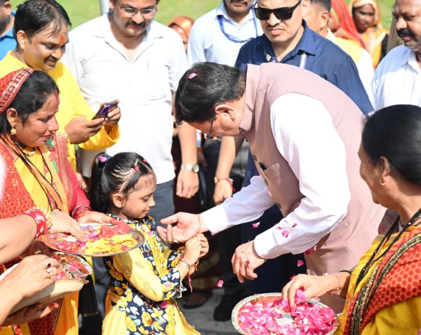 अब फ्री में सफर करेंगी महिलाएं! CM धामी का मास्टरस्ट्रोक, जानें किन बसों में और कैसे मिलेगा फायदा?