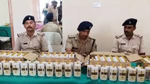 धनबाद में नकली शराब का बड़ा खेल: बकरी शेड से 16 हजार से ज्यादा बोतलें बरामद, कारोबारी फरार