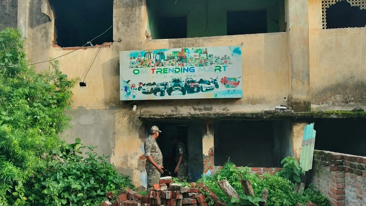 धनबाद में अवैध लॉटरी सिंडिकेट का भंडाफोड़, ₹2 करोड़ की टिकटें और हाईटेक प्रिंटिंग यूनिट जब्त