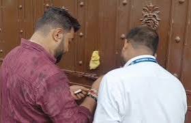 धनबाद में गुटखा गोदाम पर फूड सेफ्टी विभाग का छापा, संचालक ने नहीं खोला ताला तो गोदाम हुआ सील