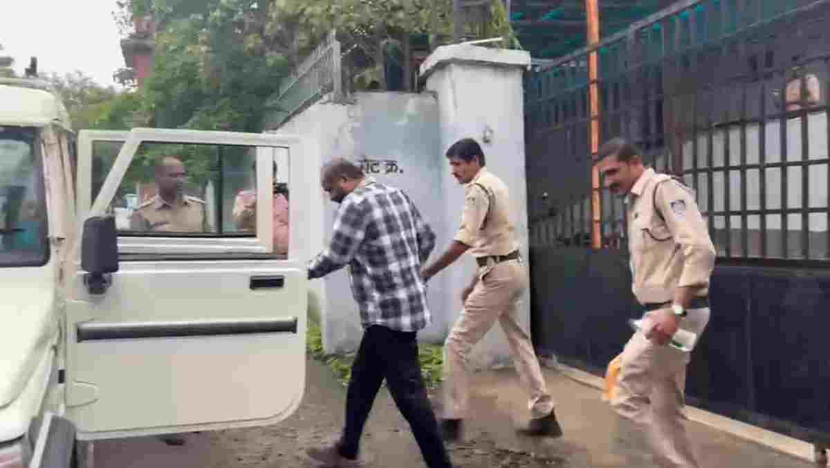 मेहंदी कार्यक्रम के नाम पर ले गया छात्रा को ले गया प्रिंसिपल, करने लगा अश्लील हरकत, पुलिस ने किया गिरफ्तार