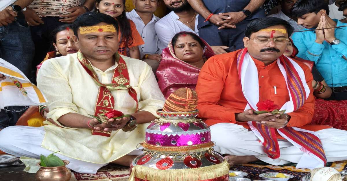 121 KM की कावड़ यात्रा पर निकले पर्यटन मंत्री धर्मेंद्र लोधी! सात समंदर पार अमेरिका से आकर छोटे भाई भी बने कावड़िये