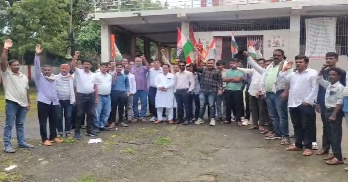 शक्कर महंगी तो फूटा गुस्सा! सड़कों पर उतरी कांग्रेस ने राज्यपाल के नाम सौंपा ज्ञापन