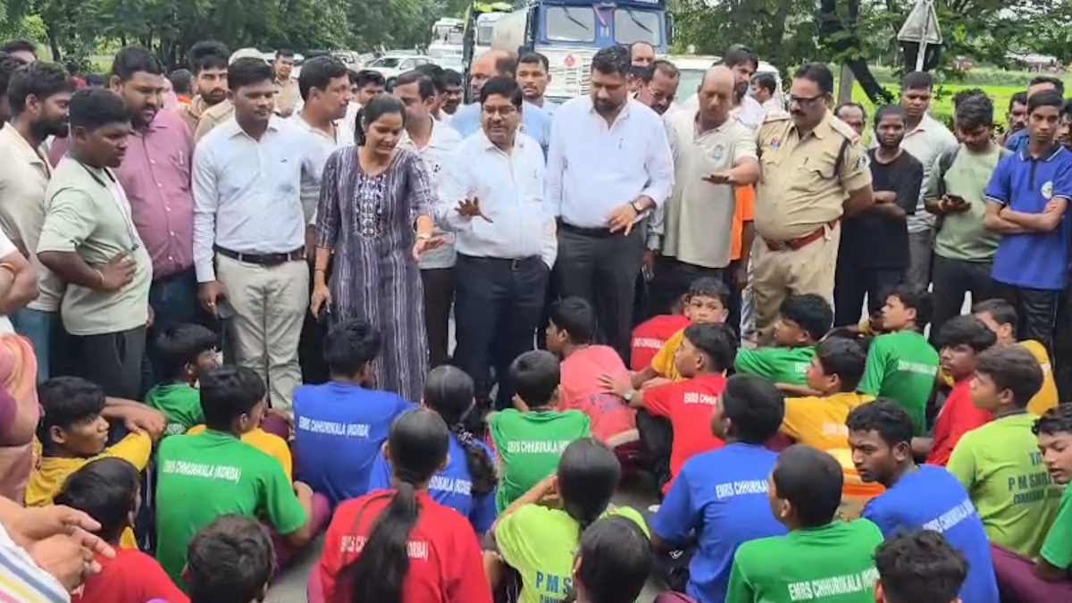 प्राचार्य के व्यवहार से आक्रोशित एकलव्य आवासीय विद्यालय के छात्रों ने किया हाईवे पर चक्काजाम…