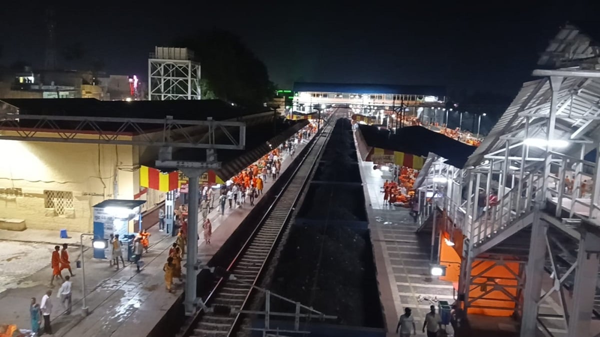 बिहार में टला बड़ा हादसा: सुल्तानगंज रेलवे स्टेशन पर कोयला लदी मालगाड़ी में लगी भीषण आग!
