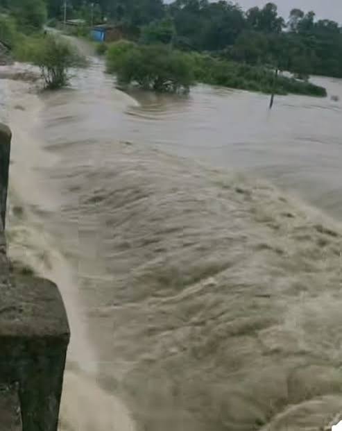Chaibasa Rain: लगातार बारिश से जैंतगढ़ में बिगड़े हालात, वैतरणी नदी खतरे के निशान के करीब, घरों और स्कूलों में घुसा पानी