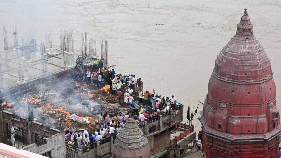 UP में बेकाबू हुई गंगा: वाराणसी में 84 घाट पानी में समाए छतों पर जल रही चिताएं, गाजीपुर और कन्नौज में डूबीं फसलें…