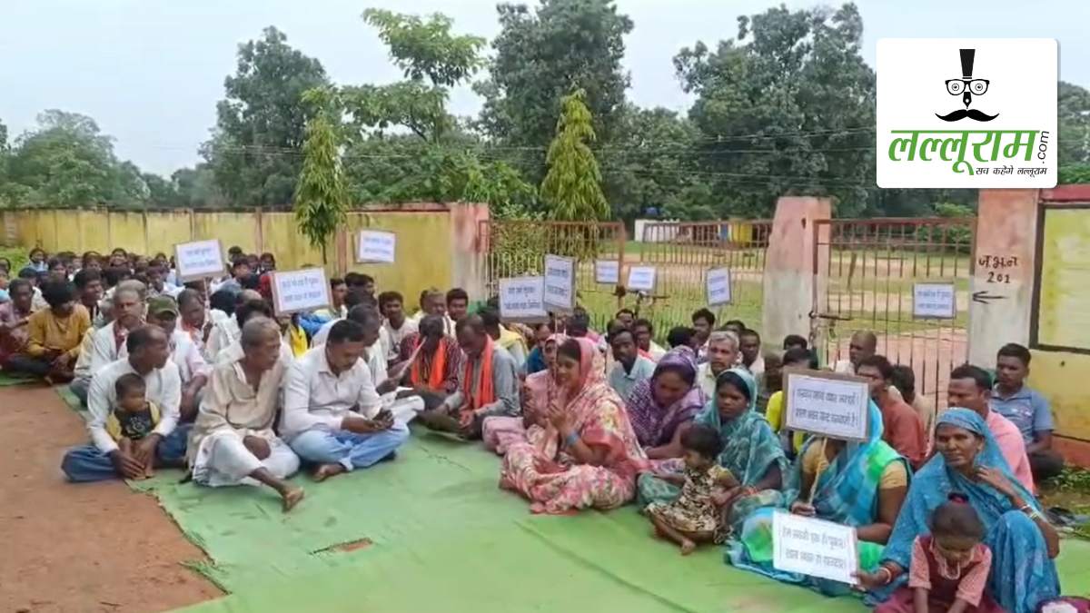 स्कूल भवन की मांग को लेकर ग्रामीणों ने स्कूल में जड़ा ताला, सुबह 7 बजे से प्रदर्शन, BEO और तहसीलदार पहुंचे मौके पर