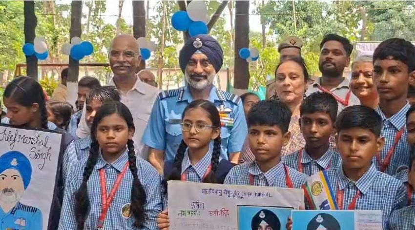 गोरखपुर के माथाबारी में एयर चीफ का दौरा; ग्रामीण बालिकाओं के लिए खुला डिजिटल ज्ञान का आसमान