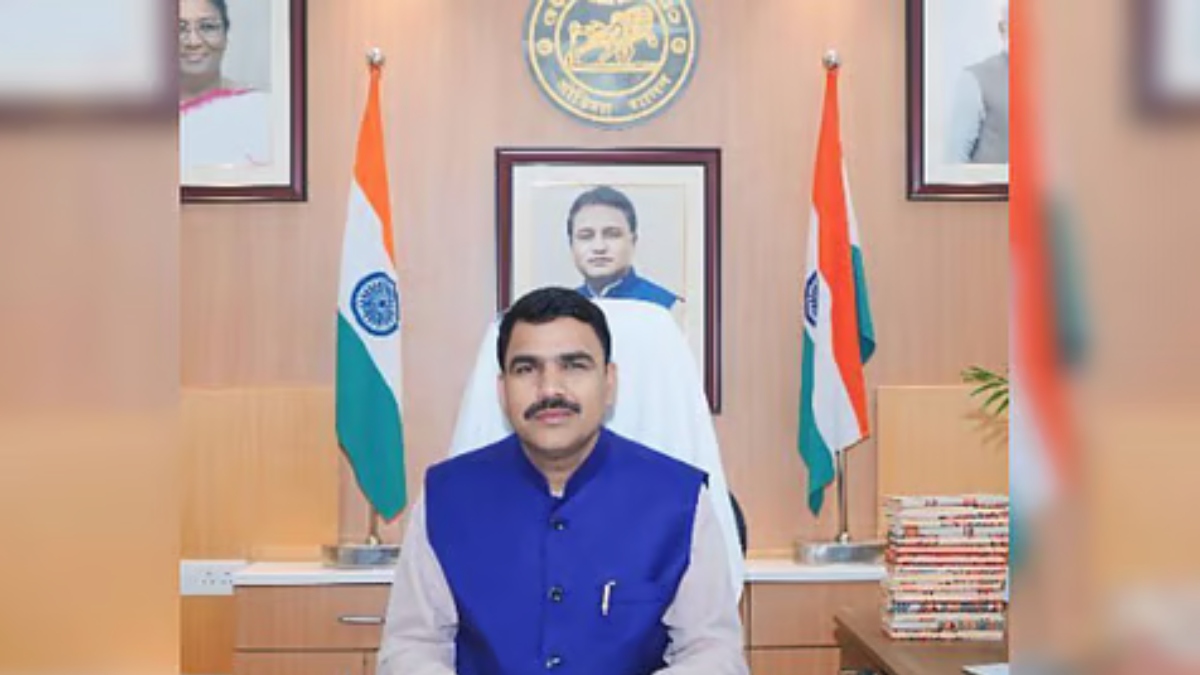 स्कूली पाठ्यपुस्तकों में गड़बड़ी विवाद: मुख्यमंत्री की बैठक के बाद मंत्री नित्यानंद गोंड की सफाई, बोले- नहीं हुई कोई गलती