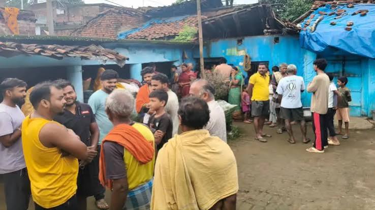 हजारीबाग में बारिश के बीच ढही मिट्टी की दीवार, मलबे से निकला चांदी के सिक्कों से भरा घड़ा