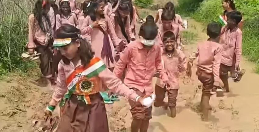 “साहब, हमें कीचड़ नहीं, सड़क चाहिए!” हमीरपुर में जान जोखिम में डाल स्कूल जाने को मजबूर मासूमों का दर्दनाक वीडियो वायरल