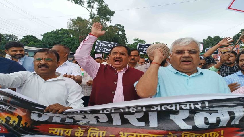 ढोल-दमाऊं की थाप पर कांग्रेस का प्रचंड आक्रोश! SSP ऑफिस का घेराव कर हरक सिंह रावत ने बोला तीखा हमला