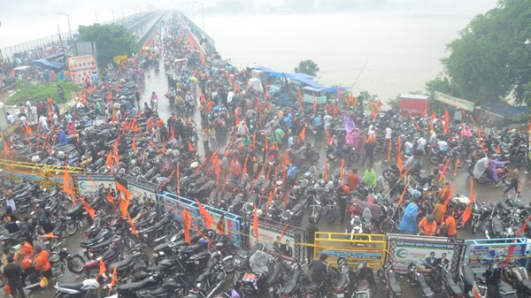 न आंधी डिगा सकी, न भारी बारिश! कांवड़ यात्रा में बना नया कीर्तिमान, तस्वीरें और आंकड़े कर देंगे हैरान!