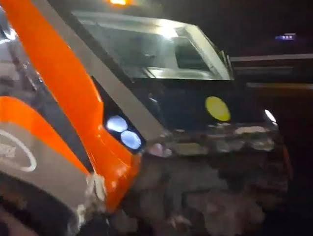 Big News : वंदे भारत के सामने अचानक आई लकड़ी लदी ट्रैक्टर-ट्रॉली, टक्कर के बाद मचा हड़कंप, 40 मिनट रुकी ट्रेन