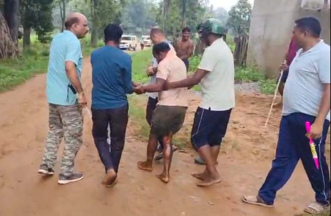 पत्नी घर छोड़कर गई तो पति ने कर दी पड़ोसी की हत्या, घर में छिपकर बैठा था हत्यारा, पुलिस ने मिर्ची का धुआं छोड़कर किया गिरफ्तार