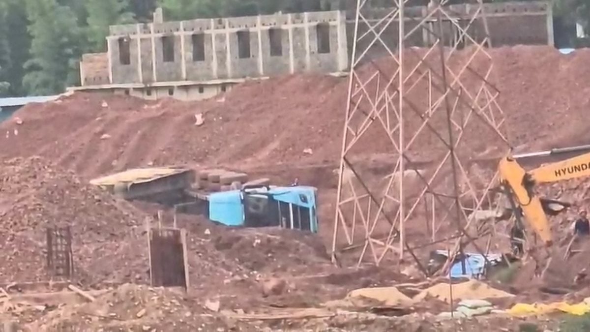 मां कुदरगढ़ी एल्युमिनियम रिफाइनरी प्लांट में दर्दनाक हादसा, हाइड्रोलिक ट्रक पलटने से चालक की मौत