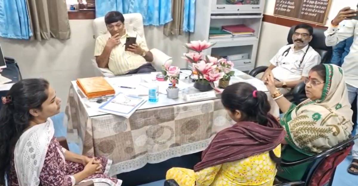 ‘मुझे पहचानते नहीं, ज्यादा मुंह बनाकर बात न करें’: जिला अस्पताल में गर्भवती महिला के इलाज में लापरवाही पर भड़कीं विधायक अनुभा मुंजारे, डॉक्टर को लगाई फटकार