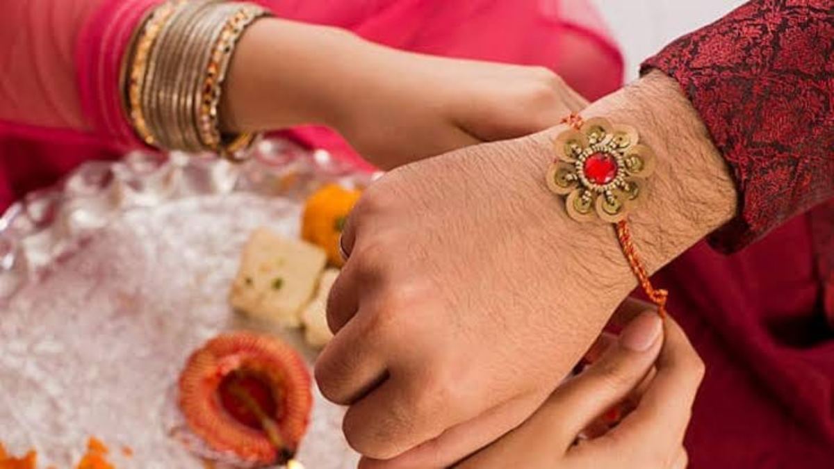 Raksha Bandhan 2026 : बहनों को भूलकर भी न दें ये उपहार, वरना बिगड़ सकती है रिश्तो की डोर