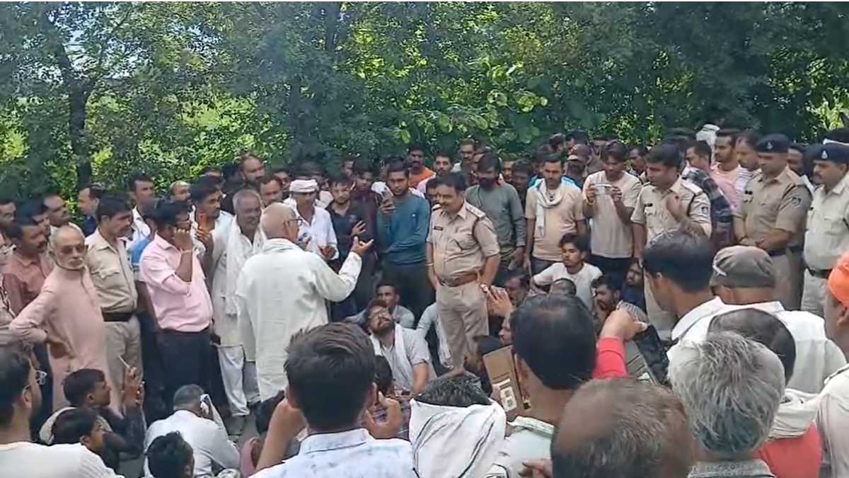 मूंग खरीदी केंद्रों पर अव्यवस्था से भड़के किसानः साईंखेड़ा में चक्काजाम और चीचली में जताया विरोध