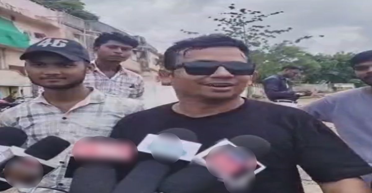 ‘कॉकरोच जनता पार्टी’ के समर्थन में आवाज उठाने वाले शिक्षक का पहले निलंबनः फिर FIR के बाद भेजा गया जेल