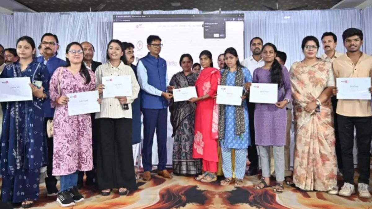 धमतरी में GEN Z युवाओं को मंत्री ओपी चौधरी की सौगात, एआई प्रशिक्षण लेने वाले युवाओं को दी 10-10 हजार रुपये की प्रोत्साहन राशि