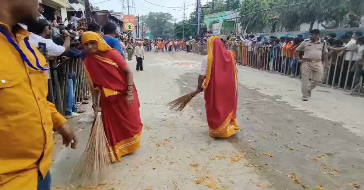 बाबा महाकाल की सवारी के बाद चंद मिनटों में चमक उठा मार्गः सवारी में नुक्कड़ नाटक कर निगम टीम ने दिया स्वच्छता का संदेश