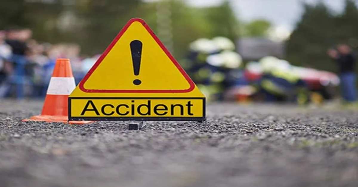 रफ्तार का कहरः खड़े ट्रक से जा भिड़ी तेज रफ्तार कार, 2 की उखड़ी सांसें, 3 की हालत देख चीख पड़े लोग