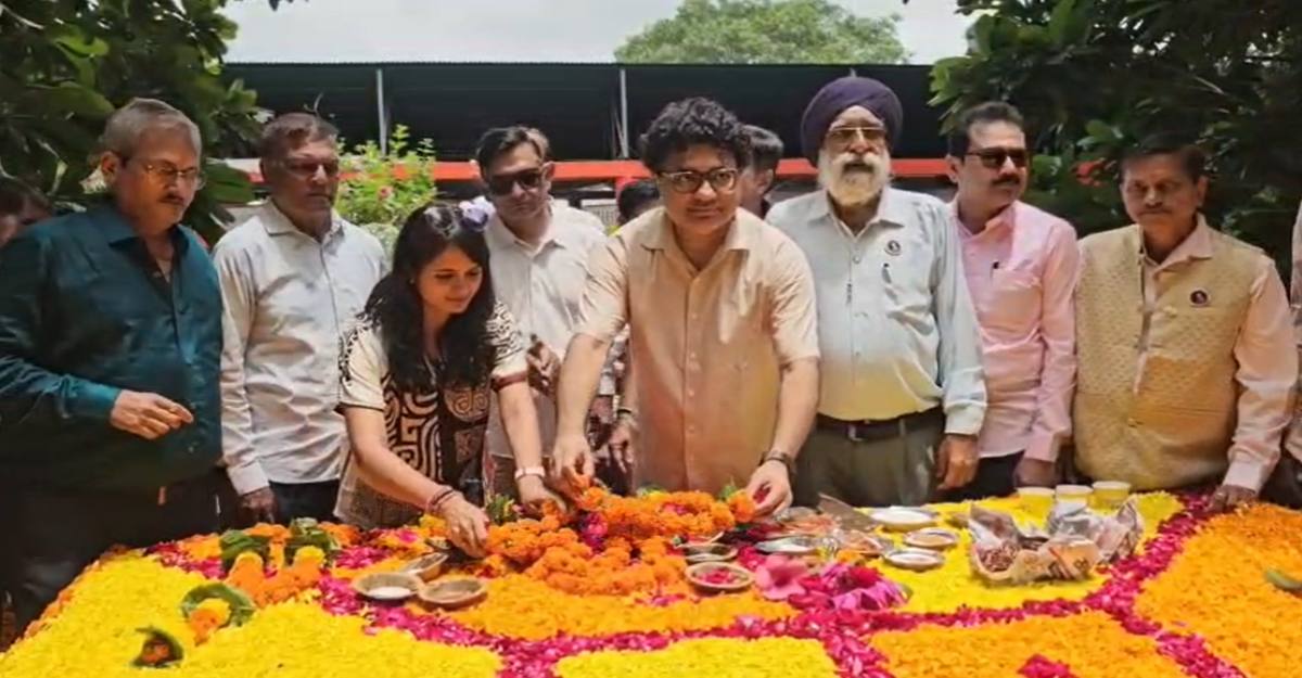 खंडवा में मनाया सिंगर किशोर कुमार का जन्मदिन: समाधि पर लगा मेला, दूध-जलेबी का भोग लगाकर दी गई सुरमई श्रद्धांजलि