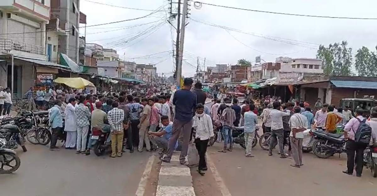 खाद और टोकन नहीं मिलने से फूटा गुस्साः हाईवे पर किसानों ने लगाया जाम, 2 घंटे बाधित रहा यातायात