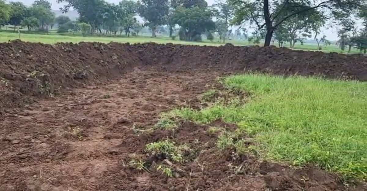 कागजों में बना ‘तालाब चोरी’! दिल्ली से लौटे किसान को खेत में नहीं मिला तालाब, अफसरों से बोला- ‘खोजकर दिलाओ’