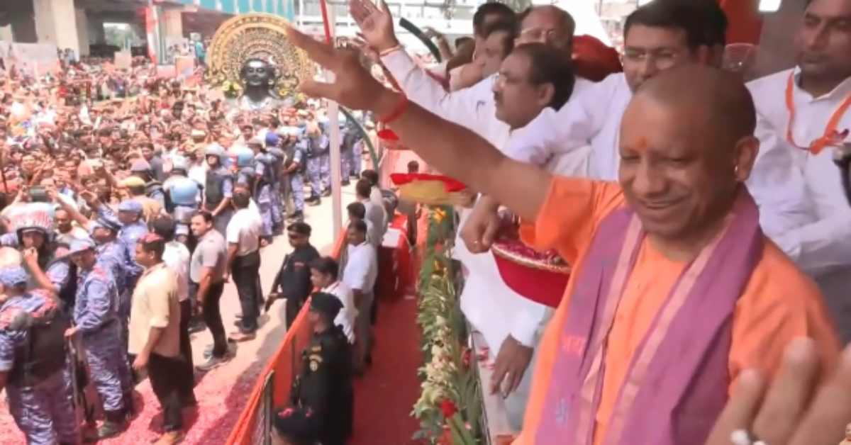 आस्था का सैलाबः आसमान से भोले के भक्तों पर बरसे फूल, मेरठ में कांवड़ियों के बीच पहुंचकर CM योगी ने बढ़ाया उत्साह